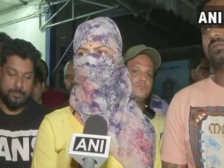 'उसने मुझे पीछे से उठाया और मेरे प्राइवेट पार्ट को छुआ'