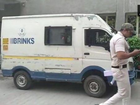 साढ़े चार करोड़ कैश लेकर जा रही वैन को गार्ड ने लूटने से बचाया, गोली लगने से हुई मौत