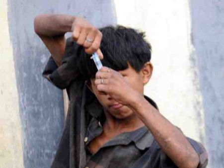 यूपी के स्कूली बच्चों ने निकाला नशा करने का ये अनोखा तरीका, 25 रुपए में ऐसे कर रहे हैं नशा