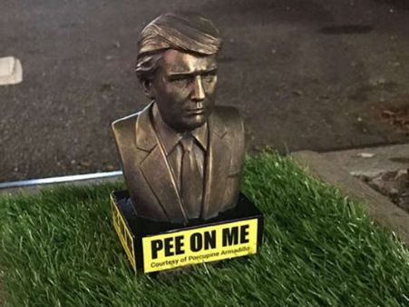 न्‍यूयॉर्क में 'पी ऑन मी' संदेश के साथ कुत्‍तों के पेशाब करने के लिए लगाए गए डोनाल्‍ड ट्रंप के छोटे-छोटे पुतले