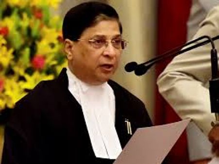 CJI दीपक मिश्रा का SC में आज आखिरी दिन, भावुक वकील ने गाया गाना..तुम जियो हजारों साल