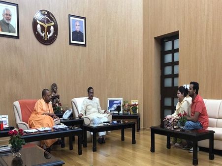 सीएम योगी से मुलाकात के बाद विवेक तिवारी की पत्नी को मिले ये चार आश्वासन