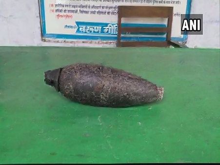मेरठ: तालाब की खुदाई में मिली रॉकेट जैसी चीज, मचा हड़कंप