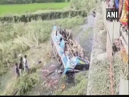पश्चिम बंगाल: हुगली जिले में नहर में गिरी बस, 6 की मौत, 22 घायल