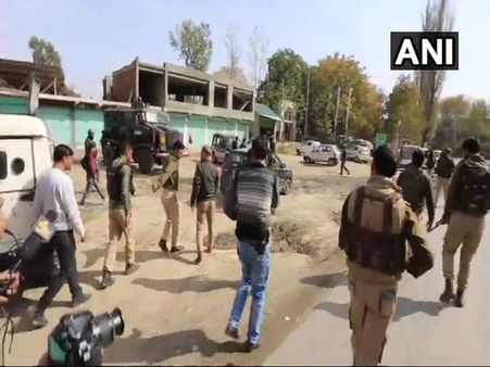 J&K: बारामुला में पुलिस पार्टी पर आतंकियों ने किया हमला, दो सुरक्षाकर्मी घायल