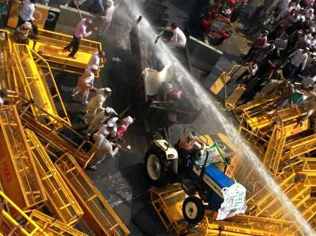 दिल्ली बॉर्डर पर किस तरह भिड़े किसान और पुलिस के जवान, देखिए 10 तस्वीरें