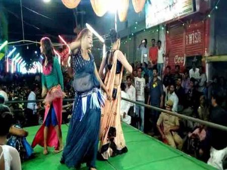 यूपी: राम बारात में हुआ फूहड़ डांस, डांसरों ने जमकर लगाये ठुमके, वीडियो