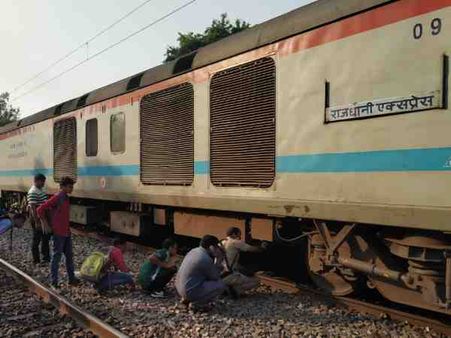 राजधानी ट्रेन के नीचे आ गई भैंस, नाकाम कोशिशों के बाद ट्रेन के पहियों से काटी गई