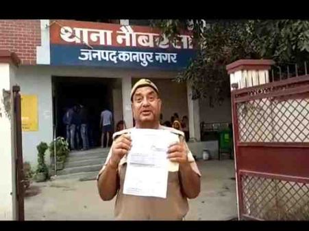 यूपी: ड्यूटी के दौरान वर्दी पहने पुलिस सिपाही को आरोपी ने मारा जूता