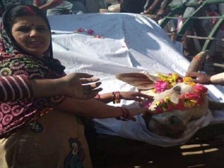 गांव वालों ने गाजे-बाजे के साथ निकाली सांड की अंतिम यात्रा, सबका दुलारा था सींग वाला ये 'खड़क सिंह'