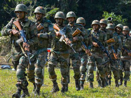 जवानों ने की घुसपैठ की कोशिश नाकाम, LOC पर मार गिराए तीन आंतकी