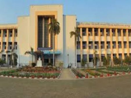ड्रेस कोड के नाम पर रैगिंग! छात्र सिर मुंडवाकर तो छात्राएं पहुंची चोटी बनाकर