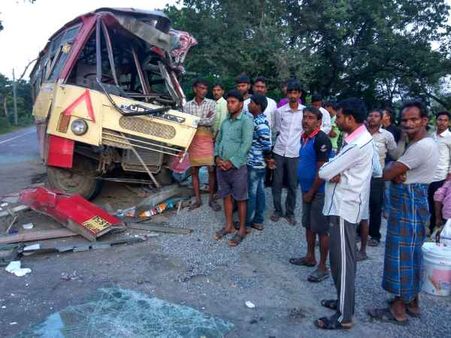 यूपी: जौनपुर में खड़े ट्रक में घुसी रोडवेज बस, एक दर्जन यात्री घायल, दो गंभीर