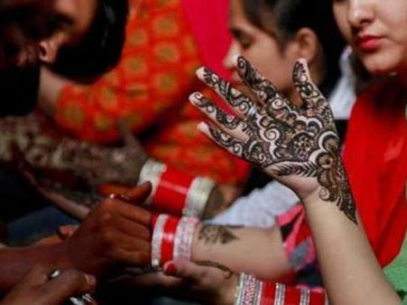 बेंगलुरु पर भी चढ़ा करवा चौथ का रंग, संजने-सवंरने की महिलाओं में मची होड़, ब्यूटी पार्लरों में हुई एडवांस बुकिंग