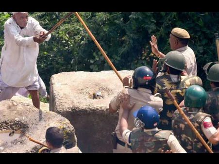 FACT CHECK: हाथ में डंडा लिए पुलिस को चुनौती देते बुजुर्ग किसान की वायरल फोटो के पीछे की कहानी