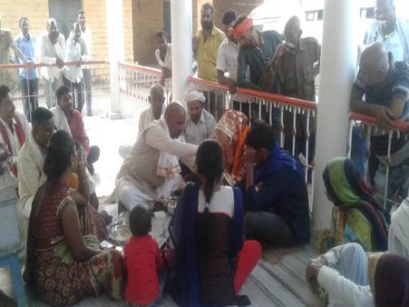 सपा से पूर्व विधायक पुत्र पर युवती को गर्भवती करने का आरोप, पुलिस ने थाने के मंदिर में कराई शादी