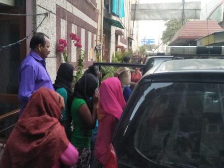 तीन फ्लैट में बंधक थीं 30 लड़कियां, चंगुल से छूटी दो लड़कियों ने बताई अंदर की 'काली हकीकत'