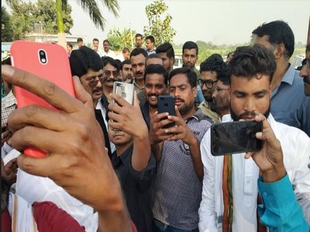ये कैसा शोक? अंतिम संस्कार में पहुंचे लोगों में मची गम भुलाकर राजा भइया के साथ सेल्फी लेने की होड़