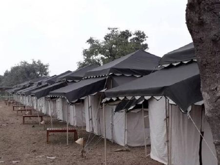 बनारस पहुंचे 200 से ज्यादा विदेशी पर्यटकों को नहीं मिले होटल, टेंट में रुकने को हुए मजबूर