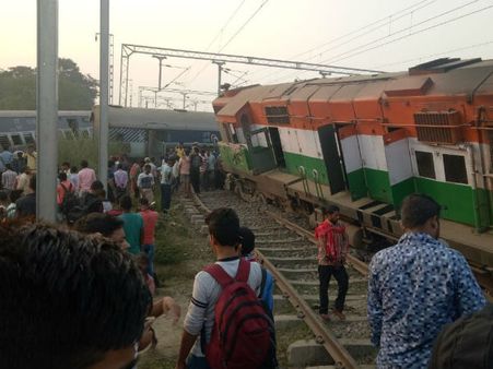 रायबरेली: न्यू फरक्का एक्सप्रेस की 9 बोगियां पटरी से उतरीं, 7 की मौत, 21 घायल