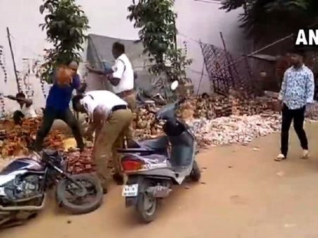 LIVE VIDEO: शराबी ने एक पुलिसवाले का फोड़ा सिर, दूसरे को जमीन पर पटका