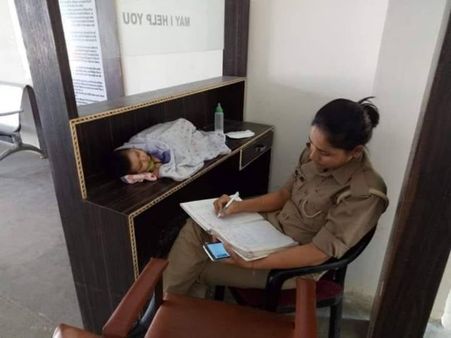 विवेक तिवारी मर्डर केस के बीच आपको भावुक कर देंगी इस 'पुलिसवाली' की तस्वीरें