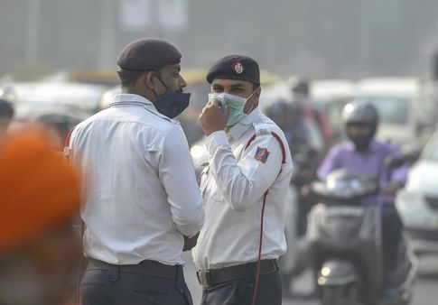 स्मॉग के कारण दिल्ली 'गैस चैम्बर' में तब्दील, राजधानी में निजी वाहनों पर लग सकती है रोक
