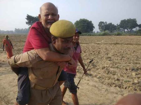रायबरेली रेल हादसा: पुलिस कर्मी ने घायल बुजुर्ग को पीठ पर लादकर पहुंचाया अस्पताल, तस्वीरें हुई वायरल