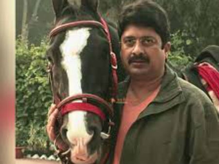 बाहुबली नेता राजा भैया का है दबंग अंदाज, घुड़सवारी के शौकीन रघुराज उड़ा चुके हैं हवाई जहाज