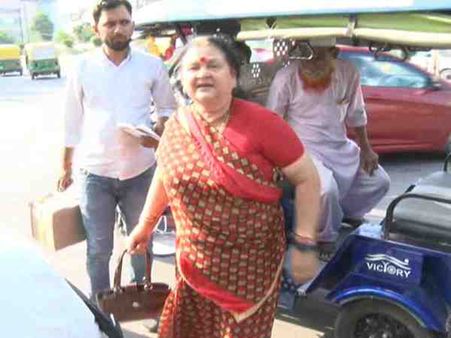 यूपी: ई रिक्शे पर सवार हुईं मेयर, शहर की गलियों का लिया जायजा
