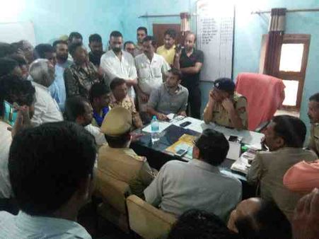 यूपी: बीच रोड पर छात्रा के साथ छेड़छाड़, शिकायत की तो पुलिस ने रिश्तेदार को मार दिया डंडा
