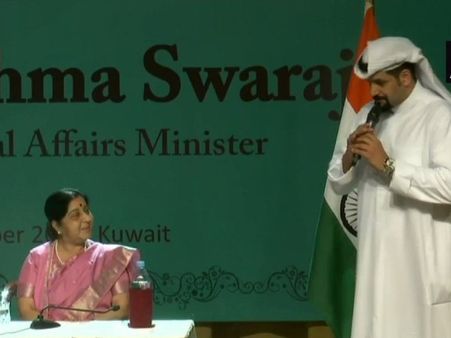 VIDEO: कुवैत के सिंगर ने गाया बापू का भजन, सुनकर मंत्रमुग्ध हुई सुषमा स्वराज