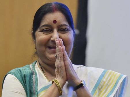 करवा चौथ पर विदेश मंत्री सुषमा स्वराज ने शेयर की ये खास तस्वीर, देखें नेताओं ने कैसे मनाया ये त्यौहार