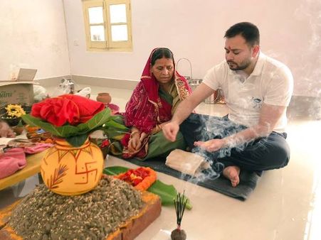 नवरात्रि पर तेजस्वी ने मां राबड़ी संग की कलश स्थापना, क्या तकरार की वजह से गैरमौजूद थे तेज प्रताप