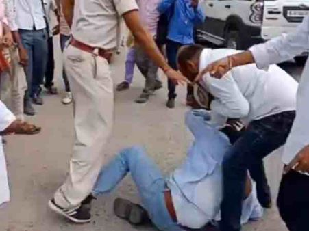बिहार: एनएसयूआई कार्यकर्ताओं ने स्मृति इरानी का किया विरोध, गुस्साए भाजपा कार्यकर्ताओं ने जमकर पीटा