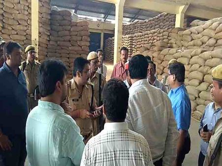 यूपी: नामी कंपनी में पुलिस के सामने हो रही थी सरकारी अनाज की हेराफेरी, पुलिस दे रही थी साथ