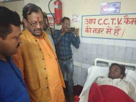 यूपी: पीड़ितों का हाल जानने कैबिनेट मंत्री पहुंचे जिला अस्पताल, मुआवजे के सवाल पर कहा- देखते हैं