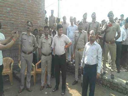 यूपी: 50 घंटे बाद टावर पर चढ़े युवकों में से एक की हालत नाजुक, इलाज कराने से किया इनकार