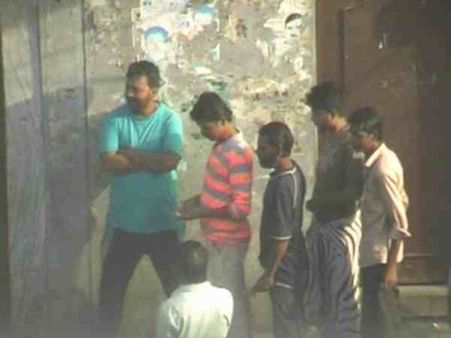 यूपी: सरकारी आदेश के बावजूद इस शहर में 12 बजे के बजाय सुबह 7 बजे से बेची जा रही है शराब