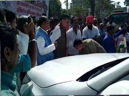 यूपी: सीएम योगी के फ्लीट के ड्राइवर को सतीश महाना ने सुनाई खरी-खोटी, ड्राइवर ने सबके सामने छुए पैर