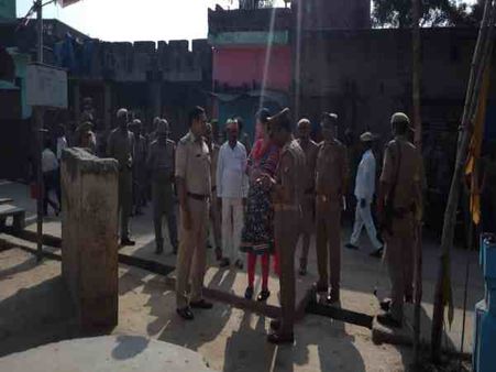 यूपी: मूर्ति स्थापना को लेकर दो समूह आपस में भिड़े, जमकर हुआ पथराव, 250 लोगों के खिलाफ एफआईआर दर्ज