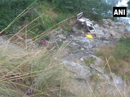 उत्तराखंड में बड़ा हादसा: गहरी खाई में मिनी बस गिरने से 8 लोगों की मौत, 5 घायल