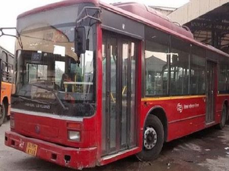 दिल्ली की क्लस्टर बस में करने लगा हस्तमैथुन, महिला ने चप्पलों से की पिटाई