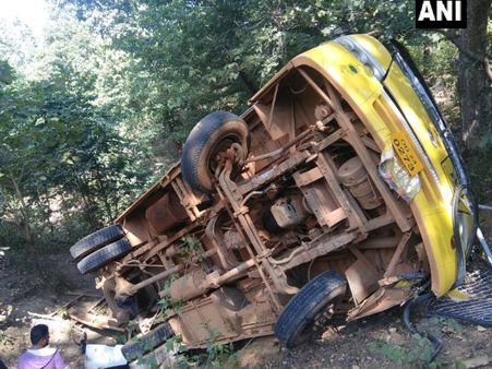 ओडिशा में खाई में गिरी यात्रियों से भरी बस, 3 की मौत, 15 से अधिक घायल