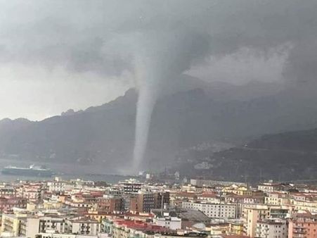 VIDEO: इटली में शहर से टकराया तूफान, रोंगटे खड़े कर देंगी तस्वीरें