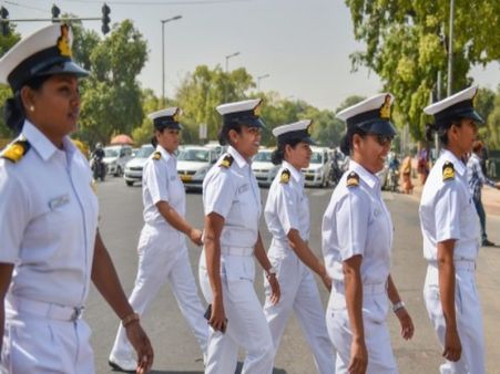 इंडियन नेवी में अब महिलाएं भी होंगी नौसैनिक के रूप में शामिल