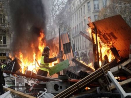 फ्रांस: तेल की कीमतों के खिलाफ भड़के सरकार विरोधी दंगे, मैक्रों बोले- प्रदर्शनकारियों को शर्म आनी चाहिए