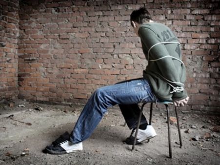 किडनैप कर पति को बैंक लेकर पहुंची पत्‍नी, NRI ने विड्रॉल स्लिप पर लिखा, I am kidnapped