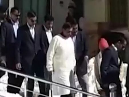 धनतेरस पर बद्रीनाथ-केदारनाथ धाम पहुंचे मुकेश अंबानी, भगवान को चढ़ाया बेटी ईशा की शादी का पहला कार्ड