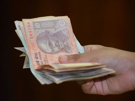 कैश की तरफ वापस लौटा मध्य प्रदेश का पहला 'डिजिटल गांव', धूल फांक रहीं कार्ड मशीनें